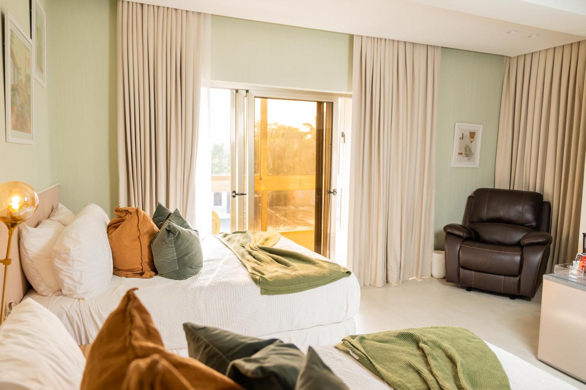 Hotel Stay Here Suites 聖多明哥 外观 照片