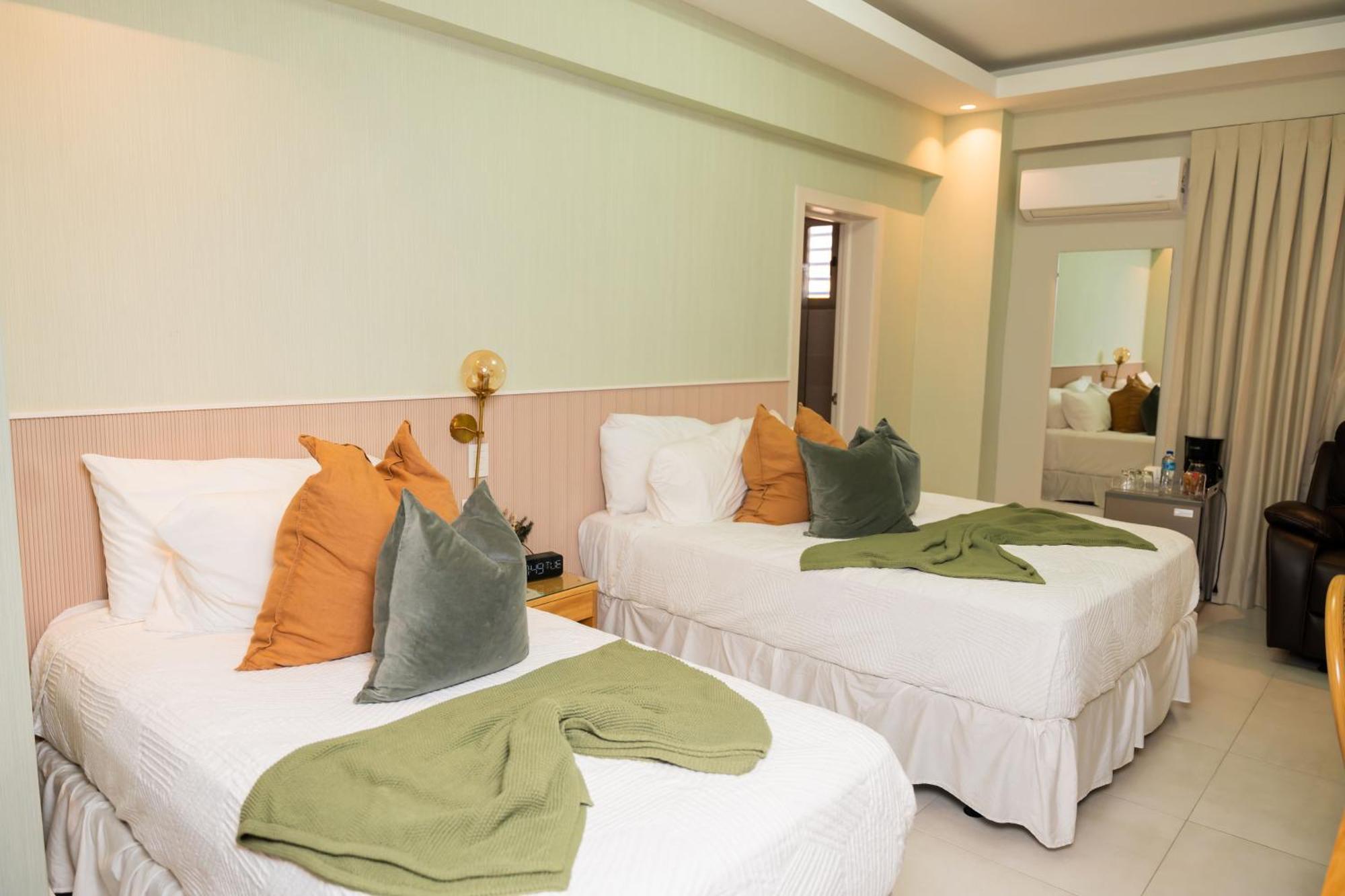 Hotel Stay Here Suites 聖多明哥 外观 照片